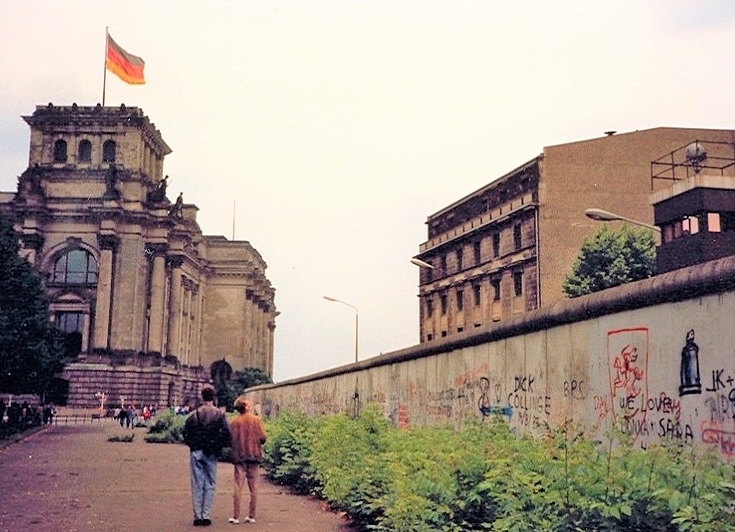 Die Berliner Mauer, eine Menschenfalle: Blick auf das Reichstagsgebäude im Juni 1989.