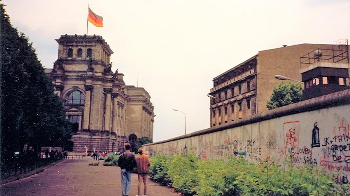 Die Berliner Mauer, eine Menschenfalle: Blick auf das Reichstagsgebäude im Juni 1989.