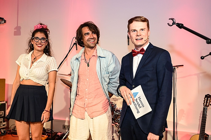 Moderator Lukas Hässner (rechts) präsentiert das Duo Lina Bó  auf der Bühne.