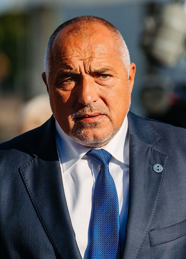 Borissov, ein stämmiger Mann, blickt entschlossen in die Kamera