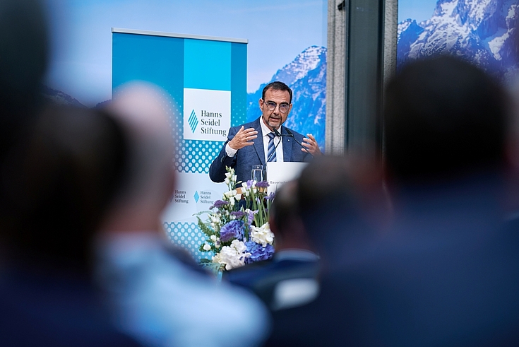 Der neue Vorsitzende der Hanns-Seidel-Stiftung, Klaus Holetschek, MdL, bei einer Podiumsdiskussion des Hauptstadtbüros der Hanns-Seidel-Stiftung in Berlin zur Finanzierbarkeit des Sozialstaates.