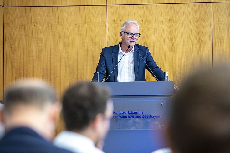 Für Dr. Frank Hüpers, Hauptgeschäftsführer der Handwerkskammer für München und Oberbayern, spricht vor dem Publikum