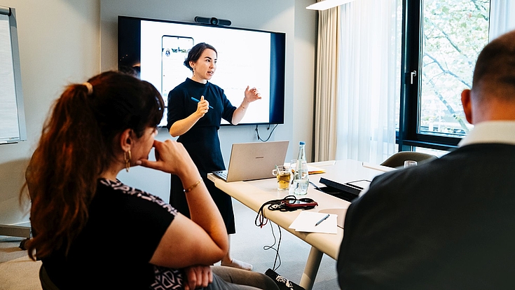 Neben Workshops gibt Sofie Flurschütz auch LinkedIn-Schulungen für Behörden auf Kommunal-, Landes- und Bundesebene.