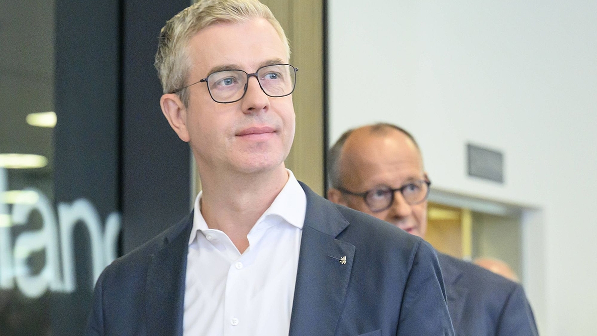 Der CDU-Spitzenkandidat für Berlin, Stefan Evers (li.) mit dem Parteivorsitzenden der CDU, Friedrich Merz, MdB, bei der Pressekonferenz nach den Wahlen in Berlin und Mecklenburg-Vorpommern.