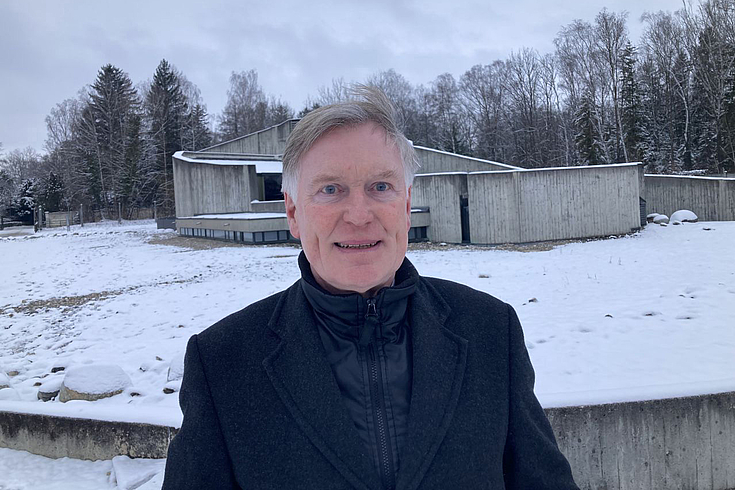Portraitaufnahme von Dr. Björn Mensing vor der Versöhnungskirche im Schnee.