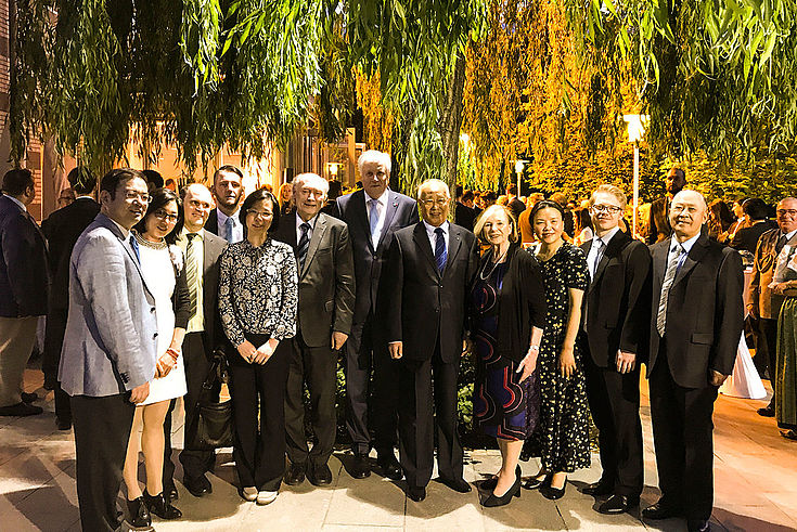 Empfang des deutschen Botschafters beim Besuch des Bayerischen Ministerpräsidenten Horst Seehofer, mit Altstipendiaten der HSS und Mitarbeitern des Pekinger Büros