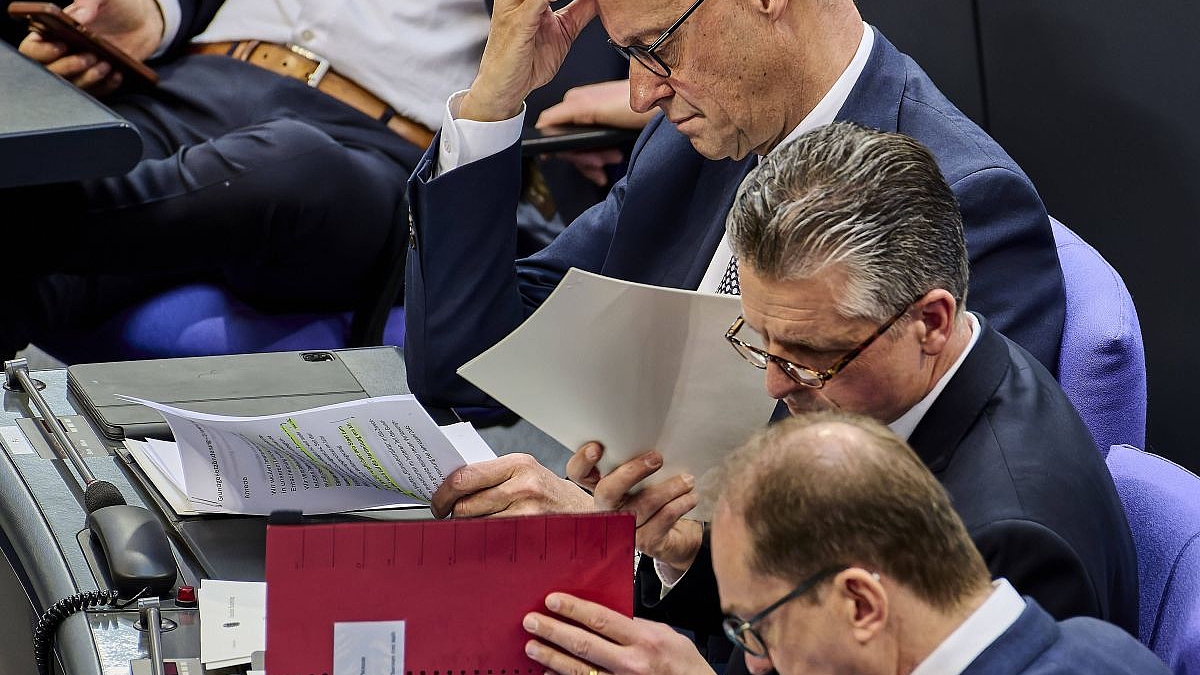 Der Bundestag stimmte vergangene Woche über eine Änderung des Grundgesetzes ab. Das  Vorhaben, das insbesondere eine Lockerung der Schuldenbremse für Verteidigungsausgaben und ein 500 Milliarden Euro schweres Sondervermögen für Infrastruktur und Klimaschutz vorsieht, erhielt nun auch die nötige Zweidrittelmehrheit des Bundesrats. 
Bild oben: Friedrich Merz, Vorsitzender der CDU-/CSU-Bundestagsfraktion, Mitte: Thorsten Frei, parlamentarischer Geschäftsführer der CDU-/CSU-Bundestagsfraktion, unten: Alexander Dobrindt, Vorsitzender der CSU-Landesgruppe im Bundestag.