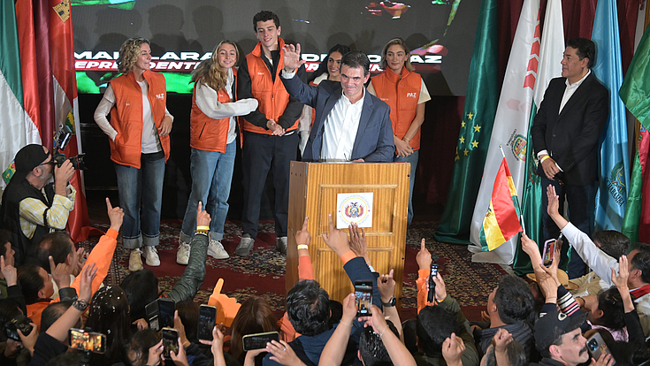 Rodrigo Paz begrüßt seine Anhänger am Abend seines Sieges in der Stichwahl am 19. Oktober 2025 in La Paz 