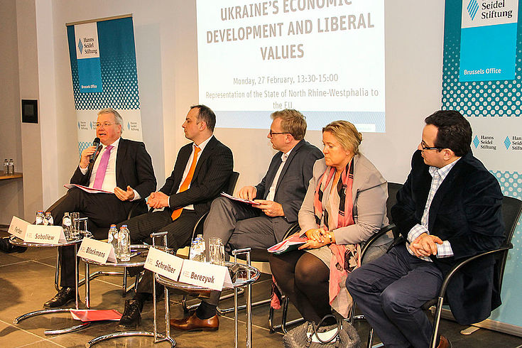 Podiumsdiskussion mit Markus Ferber, Iegor Soboliew, Steven Blockmans, Kristin Schreiber und Oleh Bereyzuk über die wirtschaftliche Entwicklung der Ukraine 