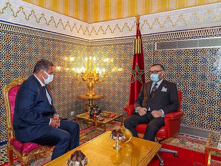 Aziz Akhannouch (RNI-Parteivorsitzender, links) wurde von König Mohamed VI. (rechts) im Königspalast in Fes empfangen und mit der Regierungsbildung beauftragt. Marokko ist eine Monarchie mit Elementen parlamentarischer Demokratie und zentralen Vorrechten des Königs. Die Alaouiten sind seit 1664 die herrschende Dynastie in Marokko. 