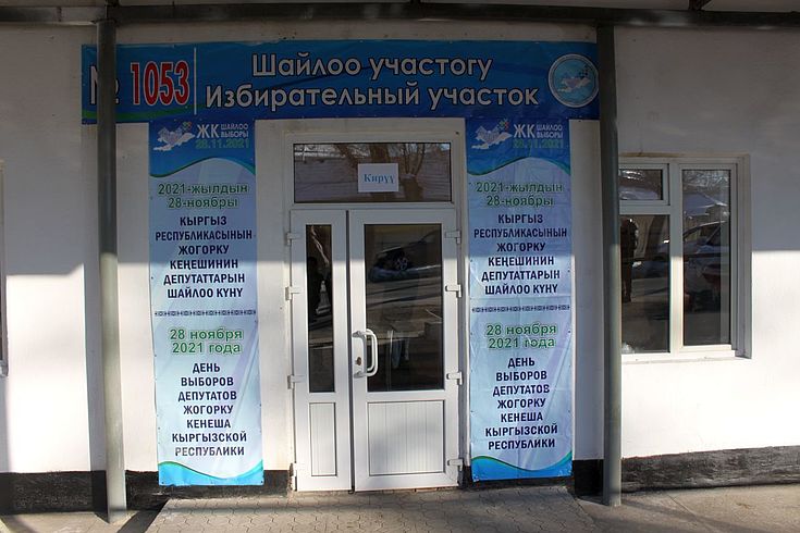 Am 28. November fanden in Kirgisistan Parlamentswahlen statt. Der Eingang zu einem Wahllokal in Bischkek. 
