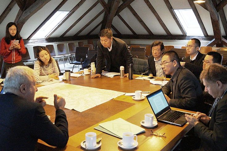 Ideen für strukturschwache ländliche Räume gesucht -  Experten aus China informieren sich  im direkten Austausch vor Ort