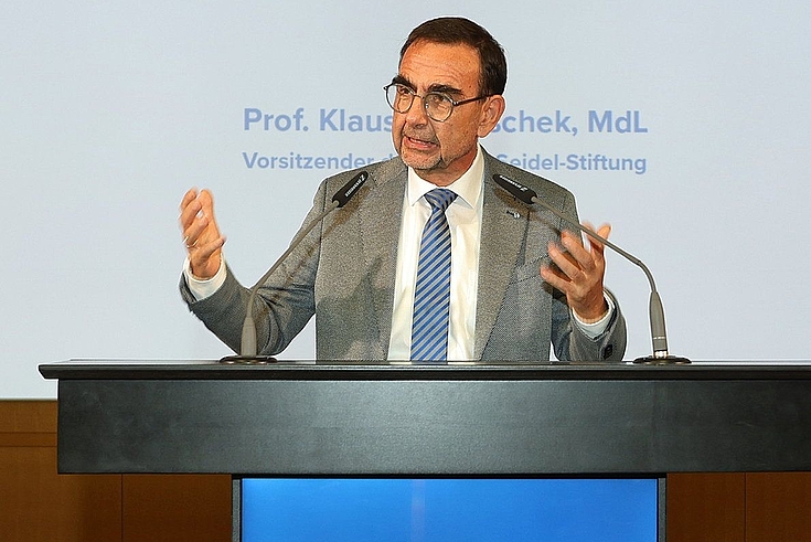Der HSS-Vorsitzende Prof. Klaus Holetschek sagte in seiner Begrüßungsrede, die Schülerzeitung sei  „ein Ort, in dem junge Menschen ihre Stimme erheben, genau hinschauen, nachfragen und vielleicht auch manchmal unbequem sind – und genau dadurch zeigen, was lebendige Demokratie bedeutet."