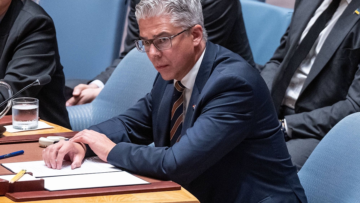 Ricklef Beutin sitzt an einem Tisch im UNO-Hauptquartier in New York.