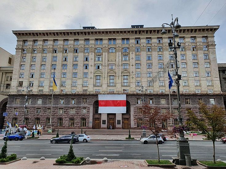 Das Rathaus in Kiew mit der weiß-rot-weißen Fahne der belarusischen nationalen Bewegung des frühen 20. Jahrhunderts als Zeichen der Sympathie mit dem Nachbarland Belarus