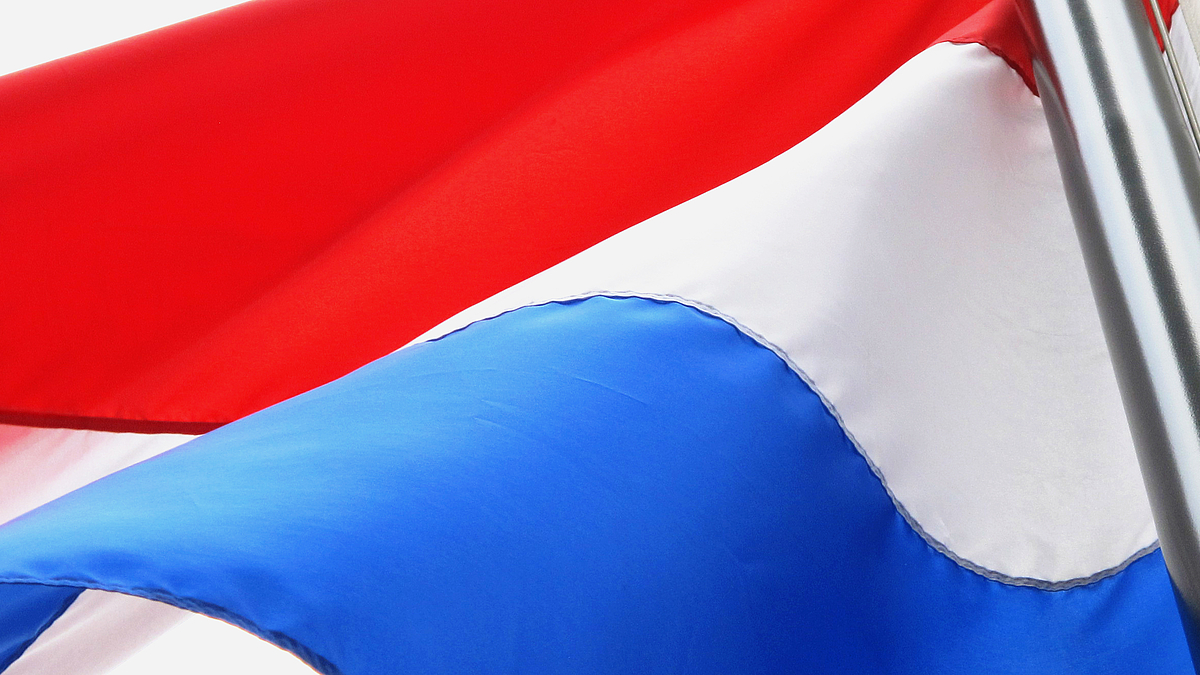 Niederländische Flagge weht im Wind