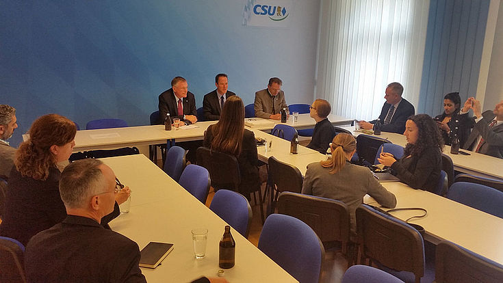 Die S-Delegation sitzt mit Bundestagsvizepräsident Johannes Singhammer und Landtagsvizepräsident Reinhold Bocklet in der CSU-Landeszentrale
