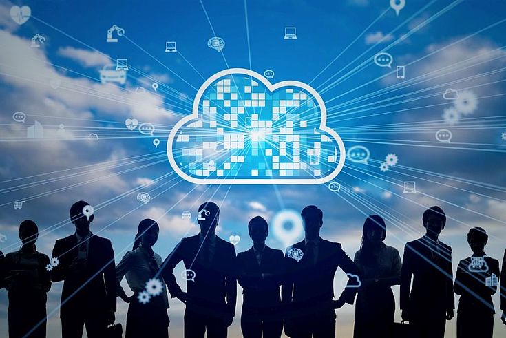 Schattenhafte Menschen stehen vor einer strahlenden Wolke, die die digitale "Cloud" symbolisiert.