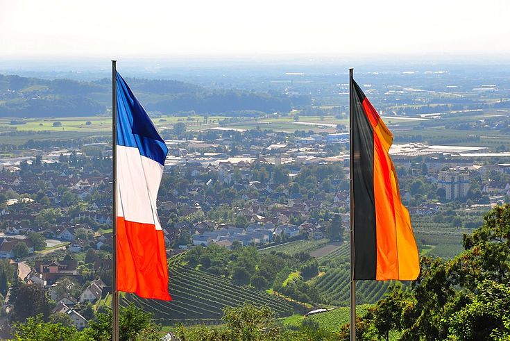 Die deutsch-französische Zusammenarbeit ist besonders für Frankreichs "Reindustrialisierung" wichtig. Das Land hatte 2020 auch wegen Corona große Ausfälle etwa im Tourismus zu verschmerzen. Deutschland war durch seine starke Industrie weniger anfällig.