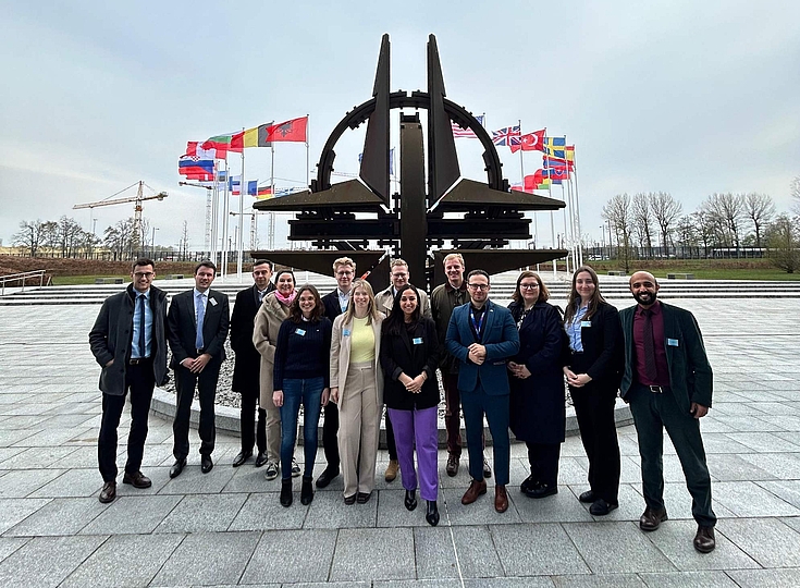 HSS-Nexus-Mitglieder posieren vor dem NATO-Stern des NATO-Hauptquartiers in Brüssel