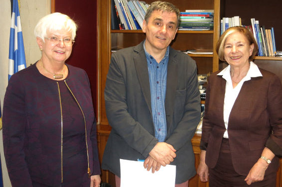 Gerda Hasselfeldt, Yiannis Mouzalas und Ursula Männle in Frontalansicht