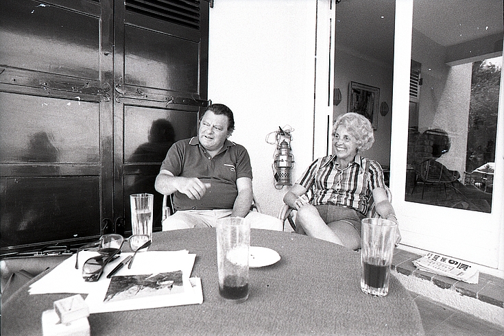 Marianne und Franz Josef Strauß auf der Terrasse ihres Ferienhauses in Les Issambres, Datierung unbekannt 