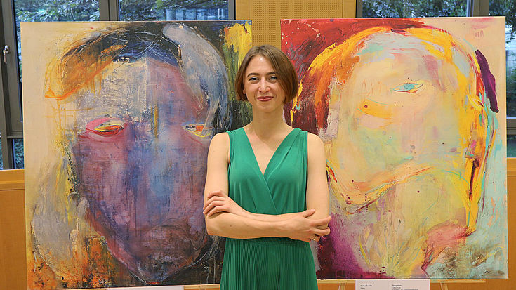 Die Künstlerin Zirka Savka ist unter den 16 Gewinnern des Wettbewerbs. Ihre stimmungsreichen, kontrastvollen Gemälde spiegeln ihr Lebensgefühl als junge Ukrainerin wider.