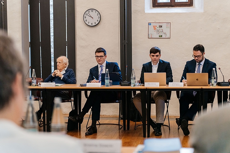 v.li.: Antonio Padoa-Schioppa, Professor an der Universität Mailand,
Moritz Übermuth, stellvertretender Internationaler Sekretär der Jungen Union Deutschlands,
Nico Göricke, Vorstandsmitglied der Jungen Union Brüssel,
Alessandro Guidi Batori, Kabinett des italienischen Ministers für Landwirtschaft, Ernährungssouveränität und Forstwirtschaft
