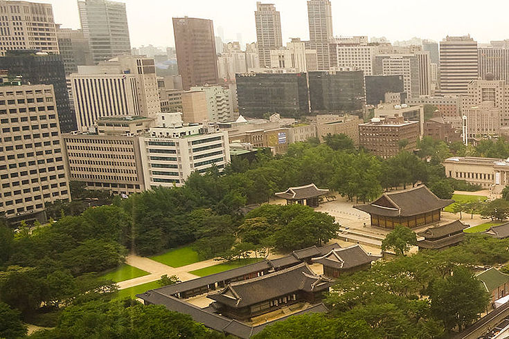 Tradition und Moderne sind in Seoul dicht gedrängt nebeneinander