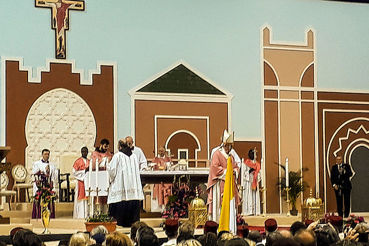 Papst Franziskus feierte im "Prince-Moulay-Abdellah-Stadion eine Messe mit ungefähr 10.000 Teilnehmern. Etwa 23.00 Katholiken leben in Marokko.