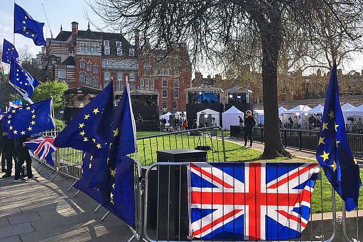 EU-Flaggen, Transparente, im Hintergrund große Zelte