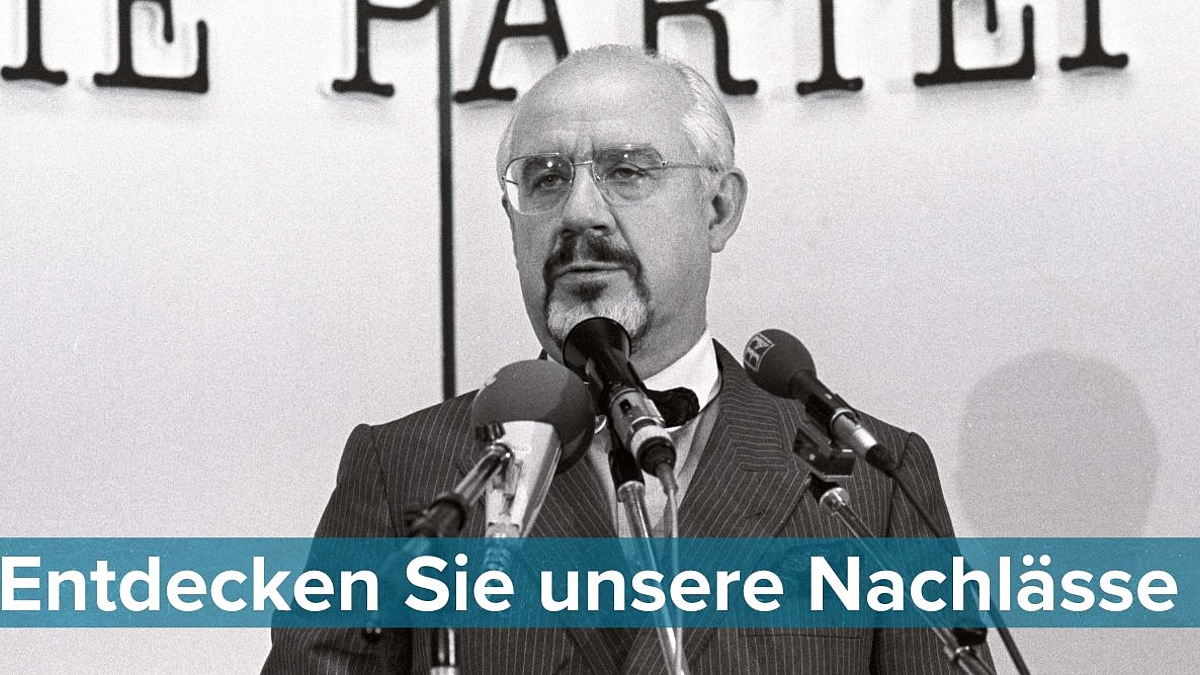 Hans "Johnny" Klein am Mikrofon