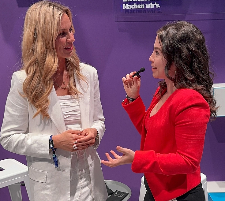 Die gelernte Journalistin und ehemalige HSS-Stipendiatin Sofie Flurschütz interviewt die Business-Content-Creatorin Lara Sophie Bothur (rechts), die fast 400.000 Follower bei LinkedIn hat.