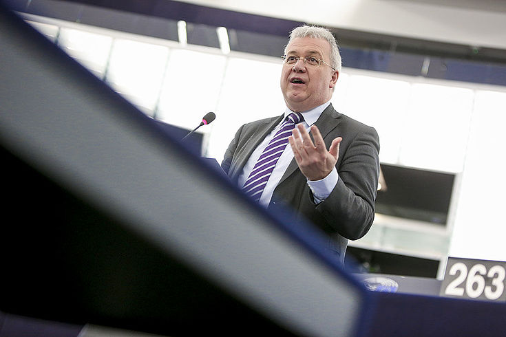 Ferber spricht bewegt gestikulierend im Plenarsaal des EU-Parlaments. Von unten aufgenommen.