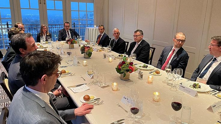 Business Unternehmer Politiker Experten Gespräche
