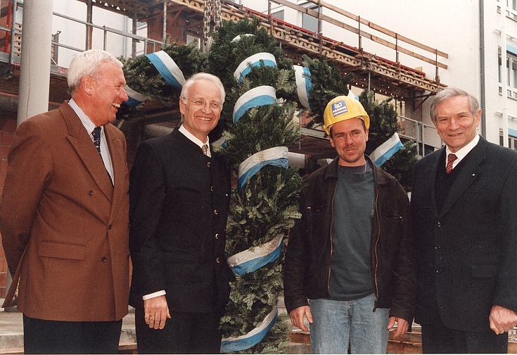 Richtfest für das Konferenzzentrum der Hanns-Seidel-Stiftung am 12. April 2000 mit dem Hauptgeschäftsführer Manfred Baumgärtel, Dr. Edmund Stoiber, Polier Jürgen Scholz und Vorsitzendem Dr. Alfred Bayer (von links nach rechts).