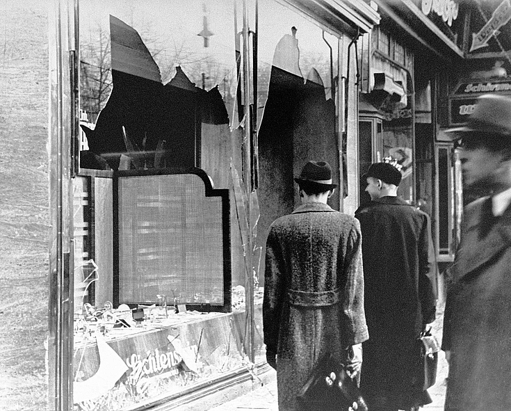 Zerschlagene Schaufensterscheibe eines jüdisch geführten Ladens, zerstört während der Reichspogromnacht, Berlin, 1938.