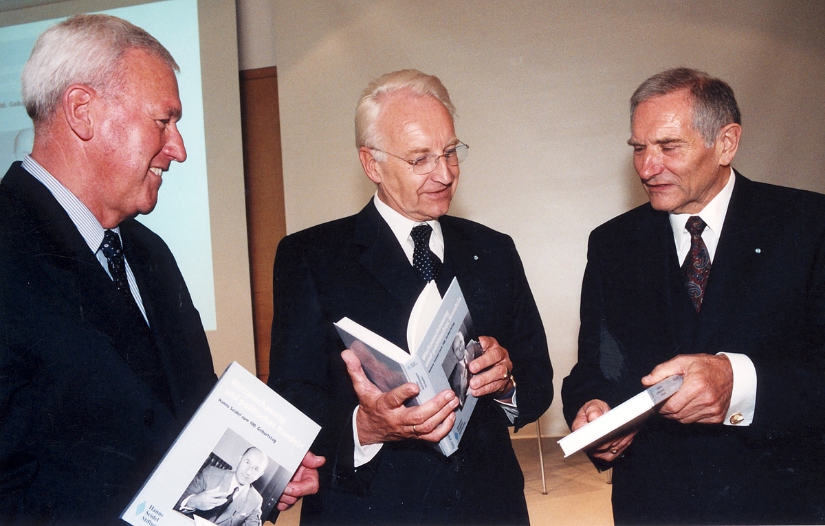 Dr. Alfred Bayer (rechts) im Gespräch mit dem ehemaligen Bayerischen Ministerpräsidenten Dr. Edmund Stoiber (Mitte).