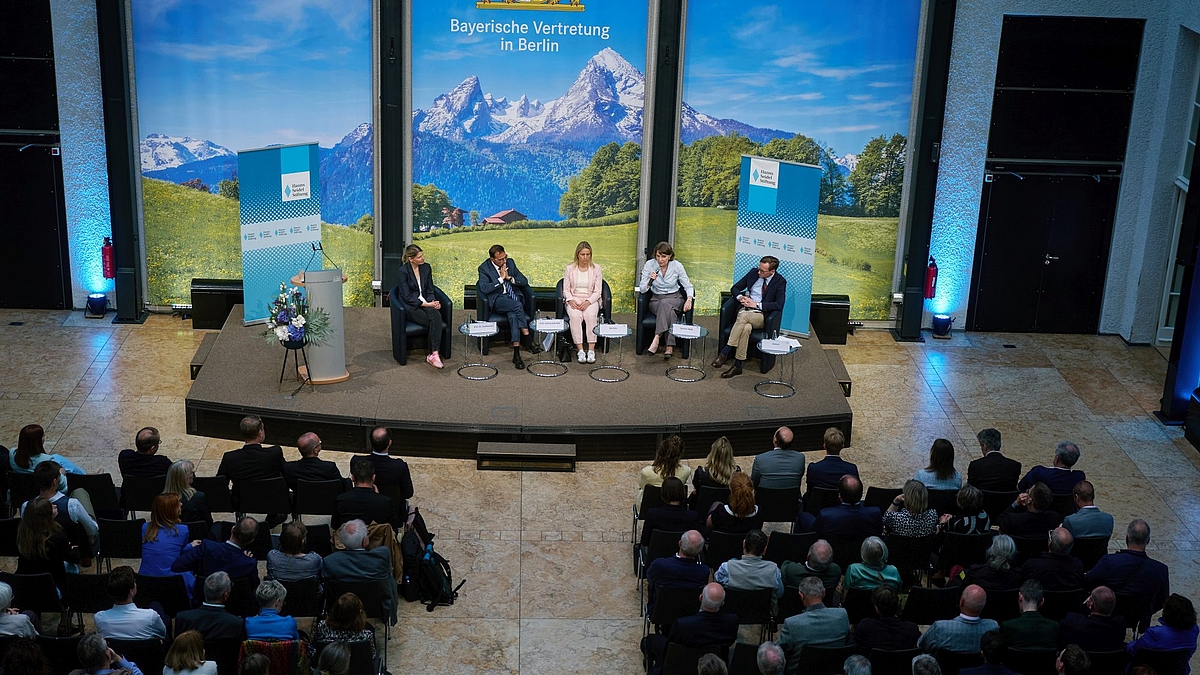 Die Teilnehmerinnen und Teilnehmer der Podiumsdiskussion von links nach rechts: Professorin Leonie Sundmacher, Leiterin des Fachgebiets für Gesundheitsökonomie an der Technischen Universität München, Professor Klaus Holetschek, MdL, Vorsitzender der CSU-Fraktion im Bayerischen Landtag, Verena Bentele, Präsidentin des Sozialverbands VdK Deutschland, Emmi Zeulner, MdB, Obfrau im Ausschuss für Gesundheit im Deutschen Bundestag und Christian Grimm, Moderator.