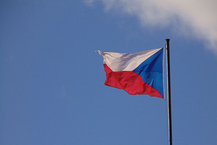 Flagge Tschechiens im Winde wehend.