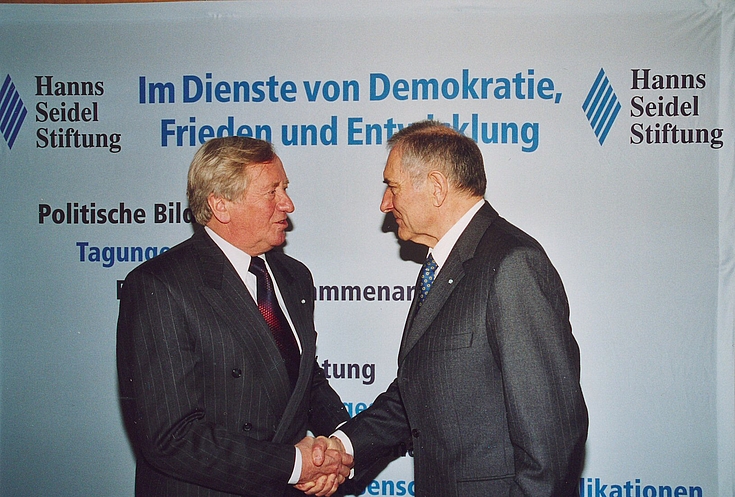 Am 11. Februar 2004 wird Hans Zehetmair als Nachfolger von Alfred Bayer zum Vorsitzenden gewählt