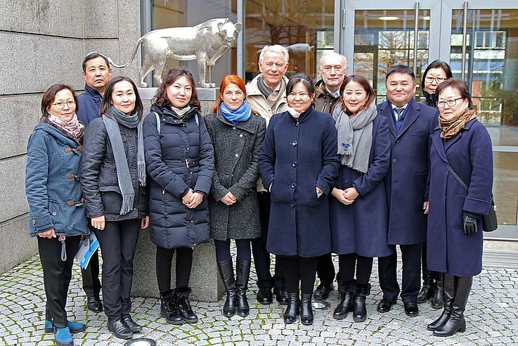 Sechs Richter des Verwaltungsgerichts der Mongolei erster Instanz unter Leitung ihres Präsidenten Batsuren Tserennadmid aus der Hauptstadt der Mongolei, Ulaanbaatar, waren vom 18.-25.11.2018 zu Gast in Deutschland. 