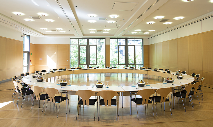 Konferenzraum mit einem Kreis aus Tischen in der Mitte. Modern. 