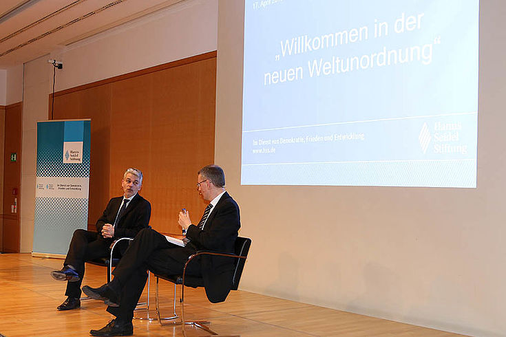 Zwei Herren auf dem Podium im Gespräch
