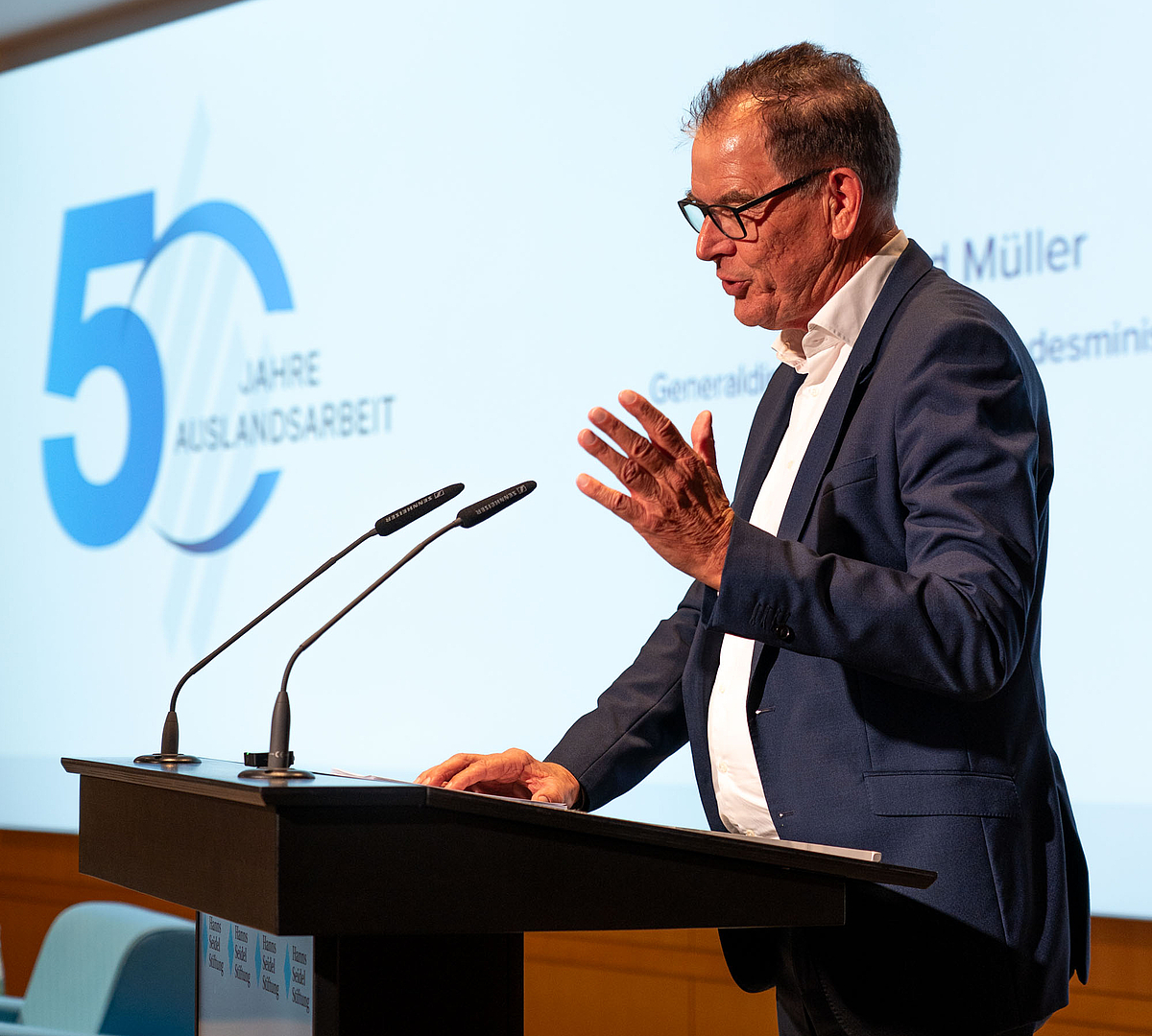 Gemeinsam groß denken: Dr. Gerd Müller, UNIDO-Generaldirektor und Bundesminister a. D., ermutigt beim HSS-Jubiläum dazu, globalen Herausforderungen mit Offenheit und einer internationalen Perspektive zu begegnen.

