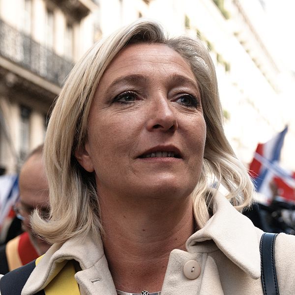 Marine Le Pen: Die Rechtsanwältin ist seit 2004 Mitglied des Europaparlaments, steht aber für Euro- und Europaskepsis, Protektionismus sowie strikte Abschottung gegenüber Flüchtlingen.