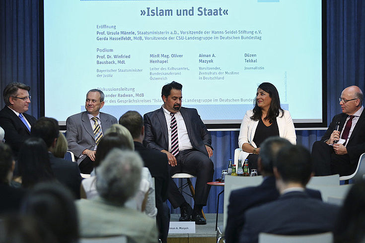 Alexander Radwan, MdB, (rechts im Bild) moderierte die Podiumsdiskussion.