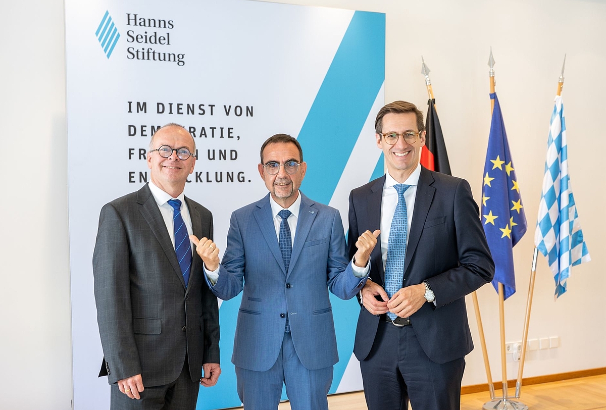 Die neue Führungsriege der Stiftung: Hauptgeschäftsführer Dr. Josef Widmann (links), Vorsitzender Prof. Klaus Holetschek, MdL (Mitte), und Generalsekretär Dr. Stefan Ebner, MdL.