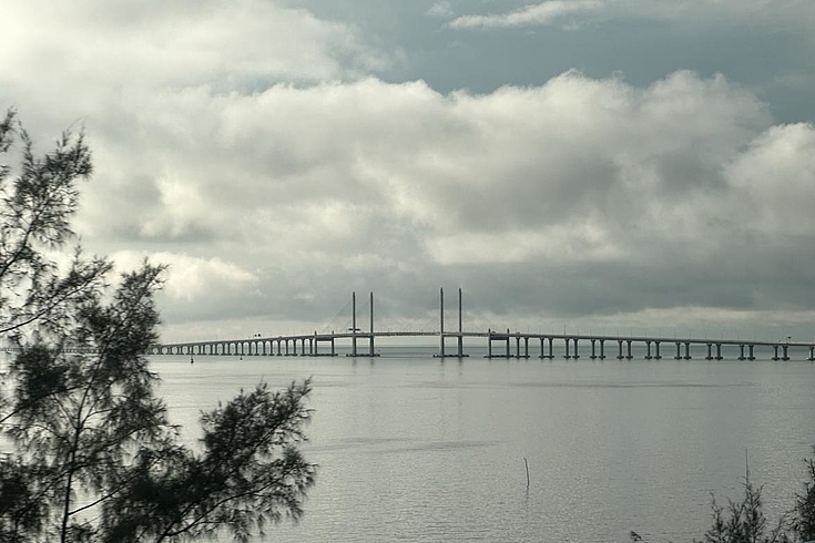 Brücke zwischen Insel und Festland: Die Insel Penang wird über zwei Brücken mit dem gleichnamigen Bundesstaat verbunden. Die „Second Penang Bridge“ ist mit einer Gesamtlänge von 24 km die zweitlängste Brücke Südostasiens.