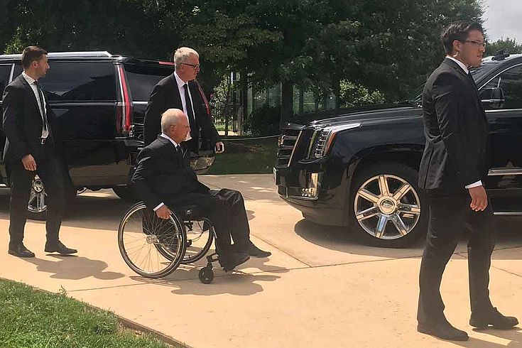 Schäuble rollt auf seinem Rollstuhl in Richtung Capitol